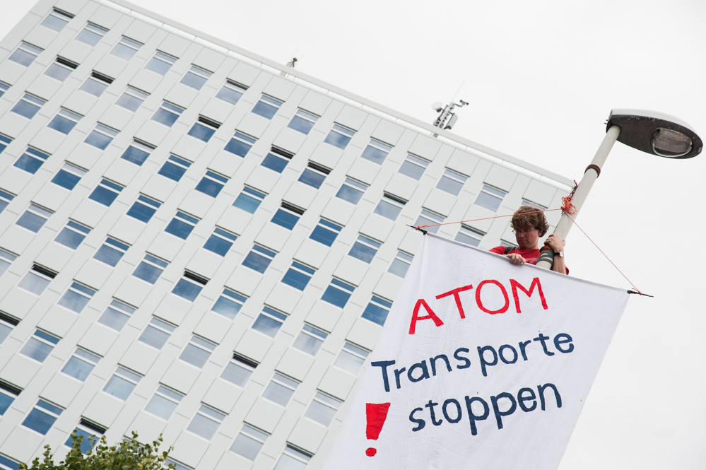 Anti-Atom-Protest_vor_Ministerium_für_Energiewende usw.-klein-2